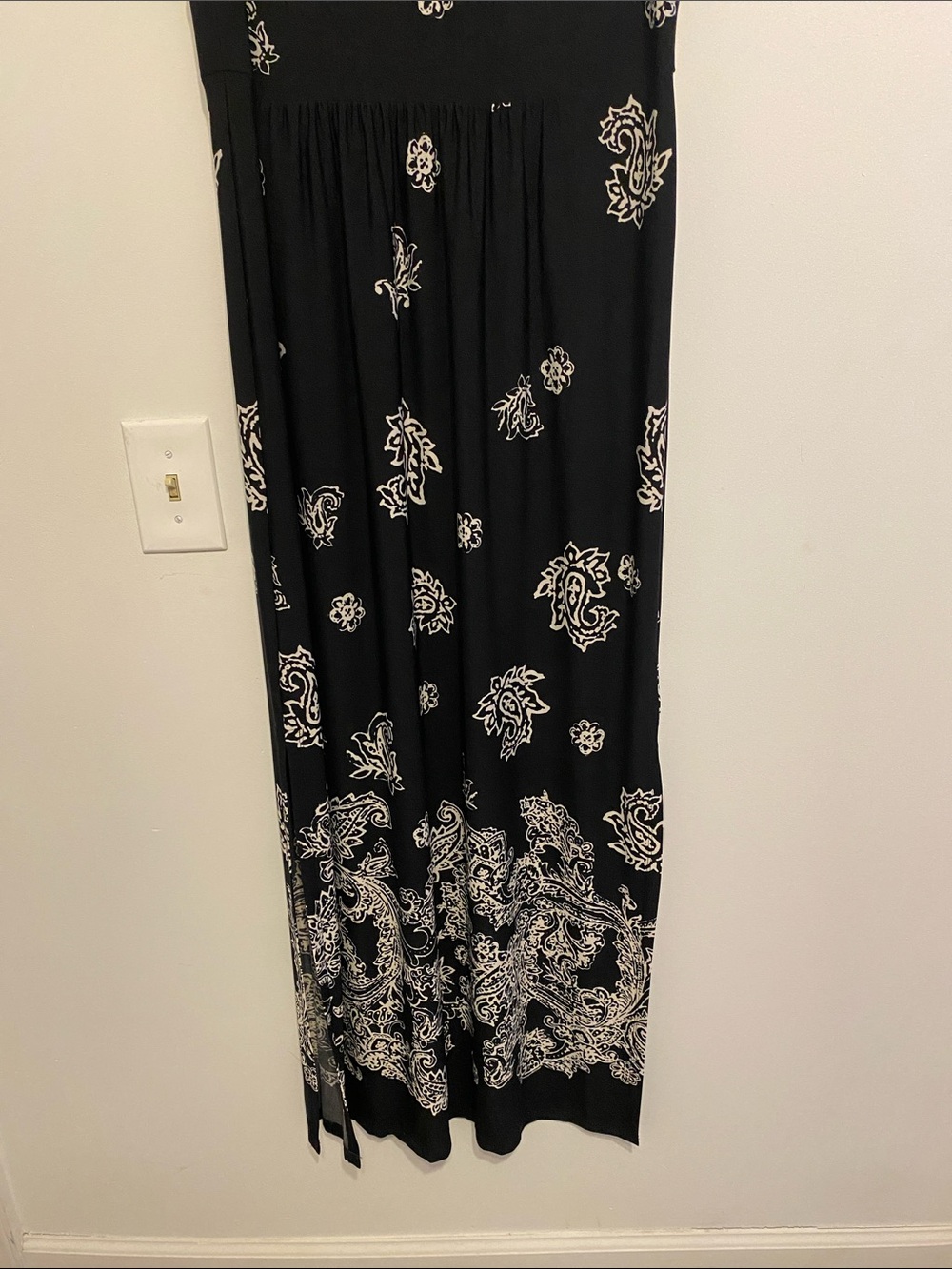Chaps Black Maxi Dress with White Paisley Print, split on sides. Lightweight - Picture 2 of 9